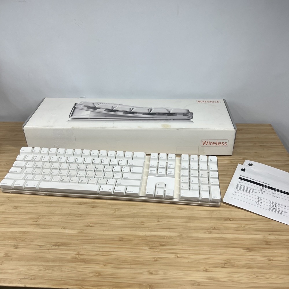 Apple A1016 Wireless Bluetooth Keyboard White w/ Original Box Manual EMC 1937